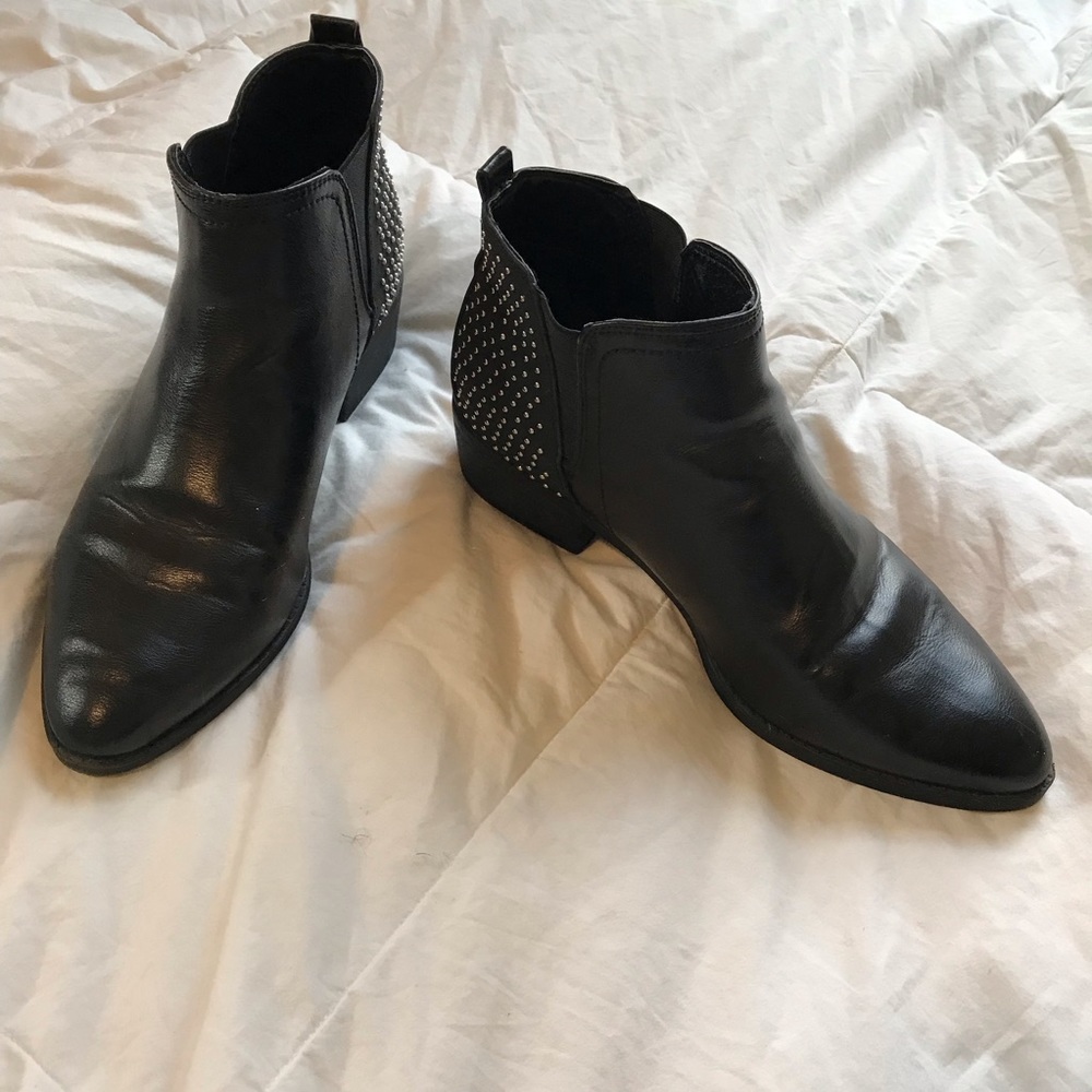 🔴 Black Studded Chelsea Boots by Guess